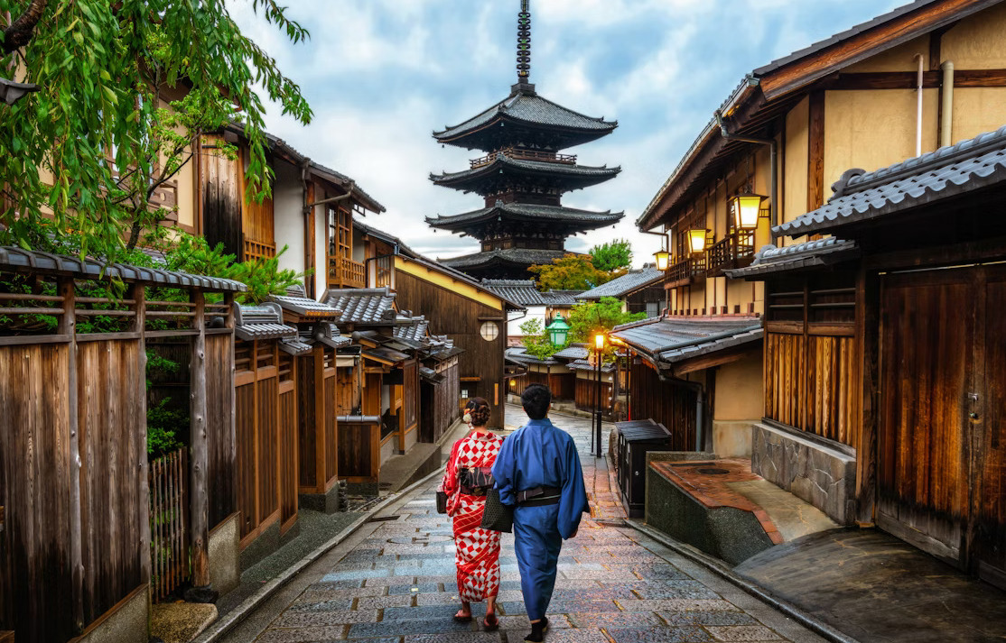 1703825874-higashiyama-the-old-town-kyoto (1)